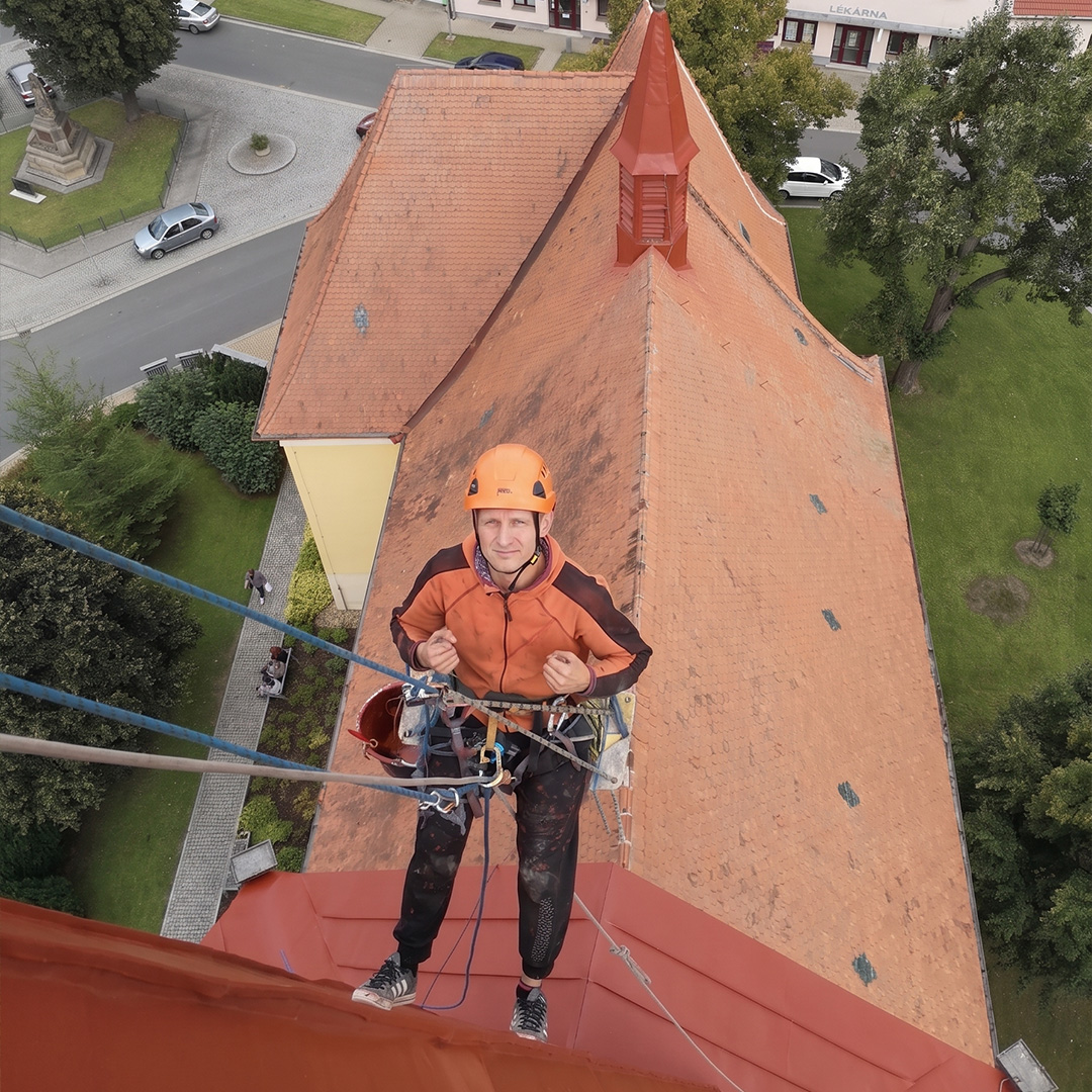 Práce na střeše věže