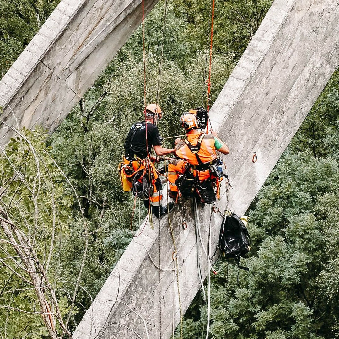 Práce na mostní konstrukci